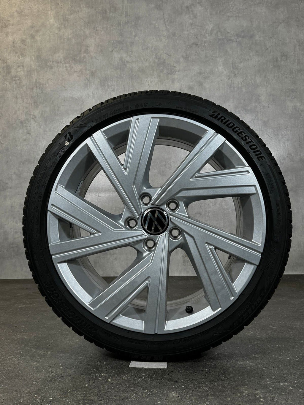 Original 18 Zoll VW Golf 8 VIII 5H Bergamo Winterreifen