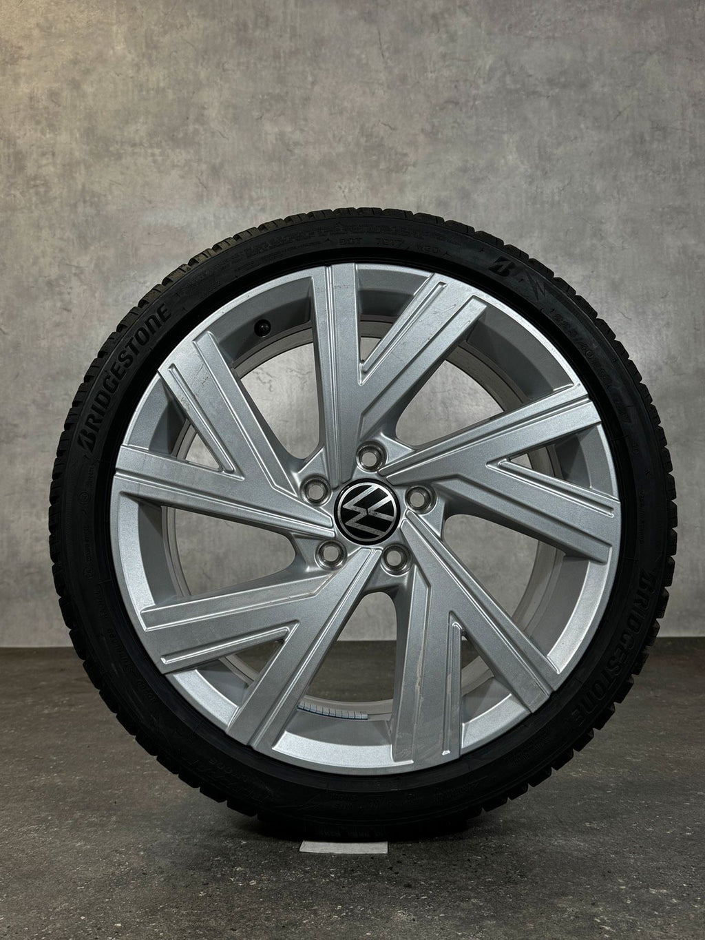Original 18 Zoll VW Golf 8 VIII 5H Bergamo Winterreifen