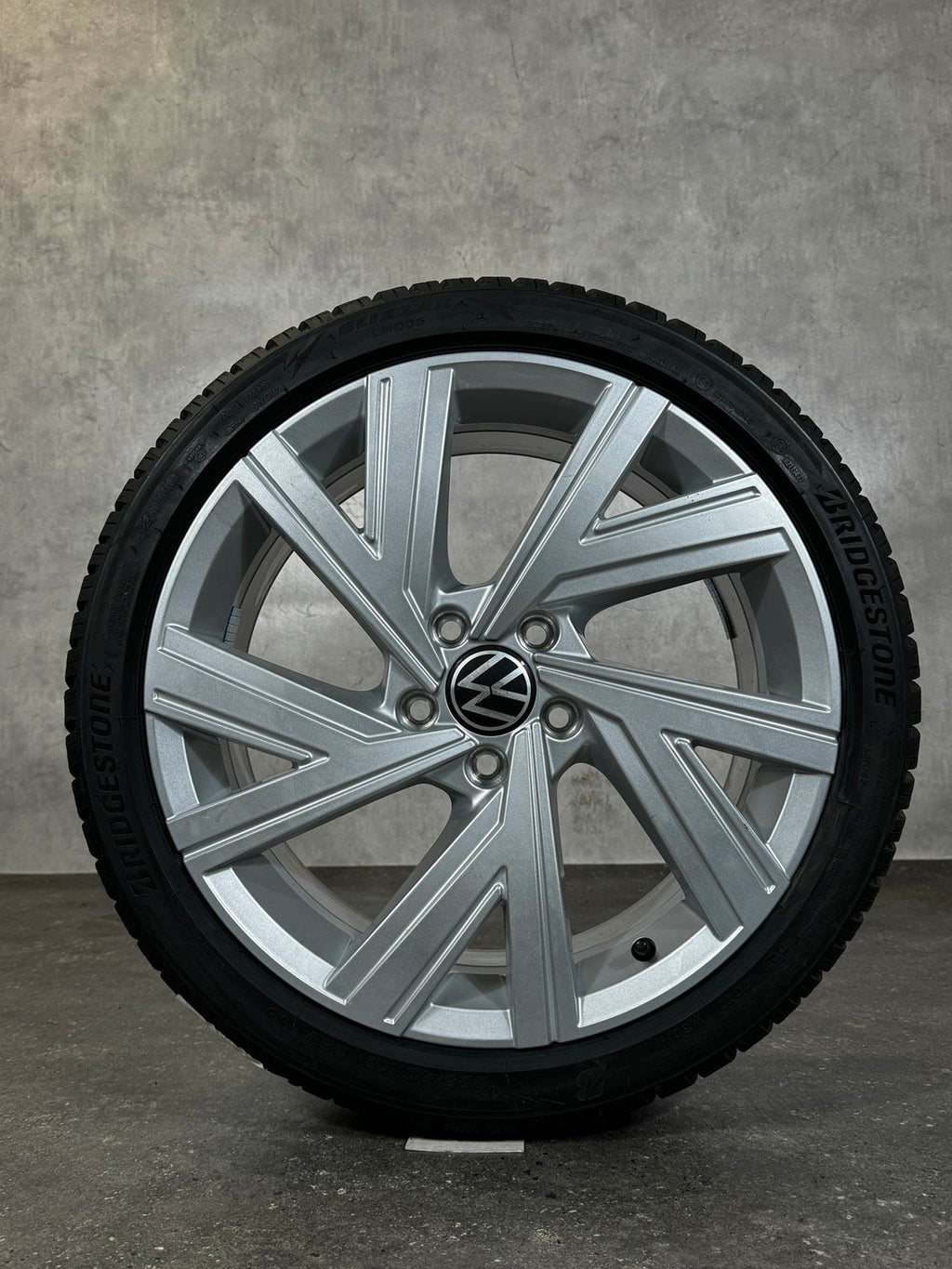 Original 18 Zoll VW Golf 8 VIII 5H Bergamo Winterreifen
