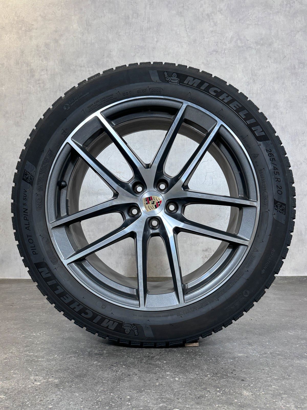 Original 20 Zoll Porsche Macan III 95B Winterreifen 95B44650