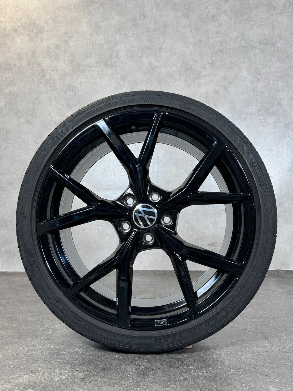 Original 19 Zoll VW Golf 8 VIII R-Line Estoril Sommerreifen 5H060