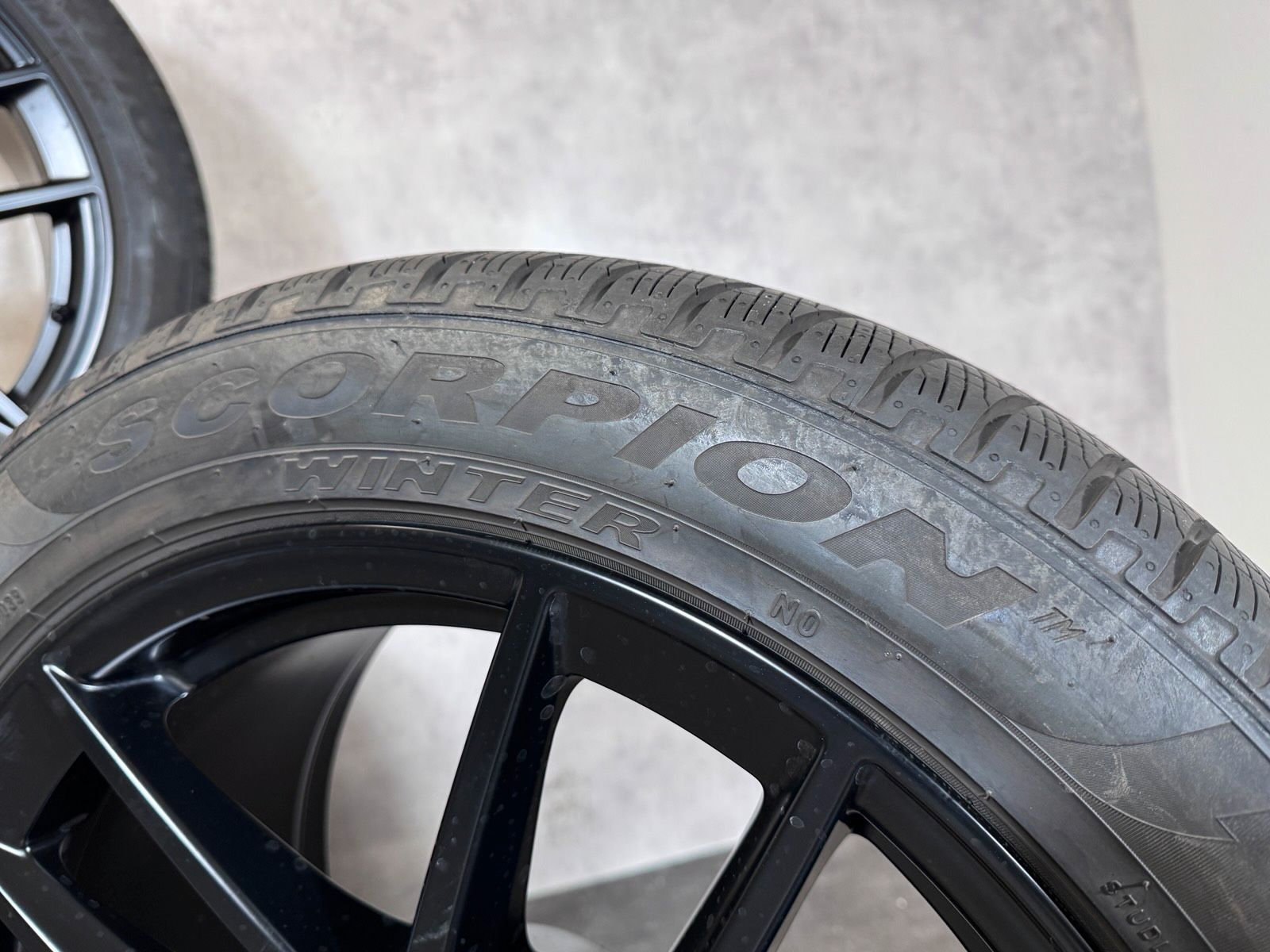 Original 20 Zoll Porsche Macan III 3 95B II Winterreifen 95B04465