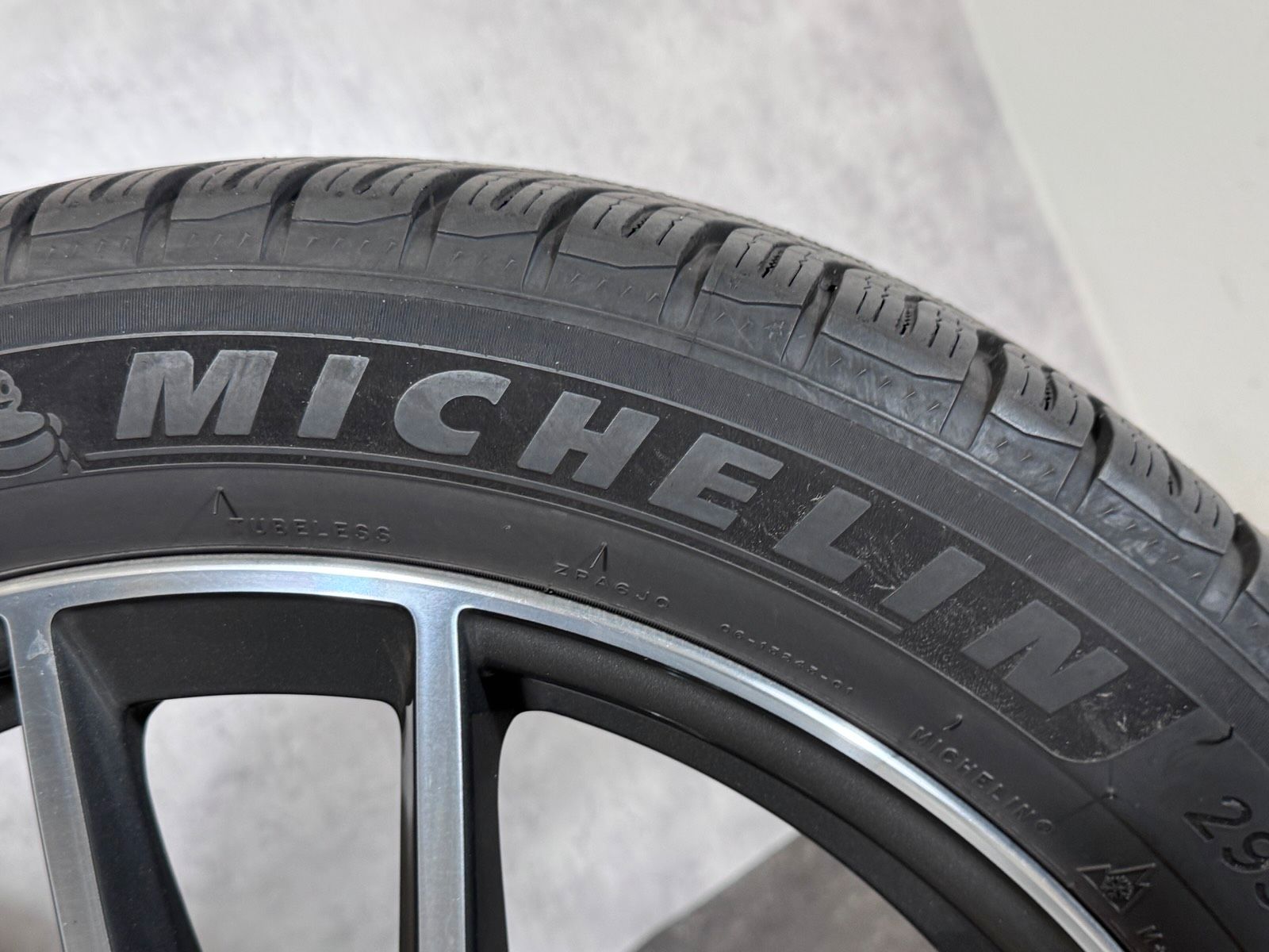 Original 20 Zoll Porsche Macan III 3 95B Winterreifen 95B04465