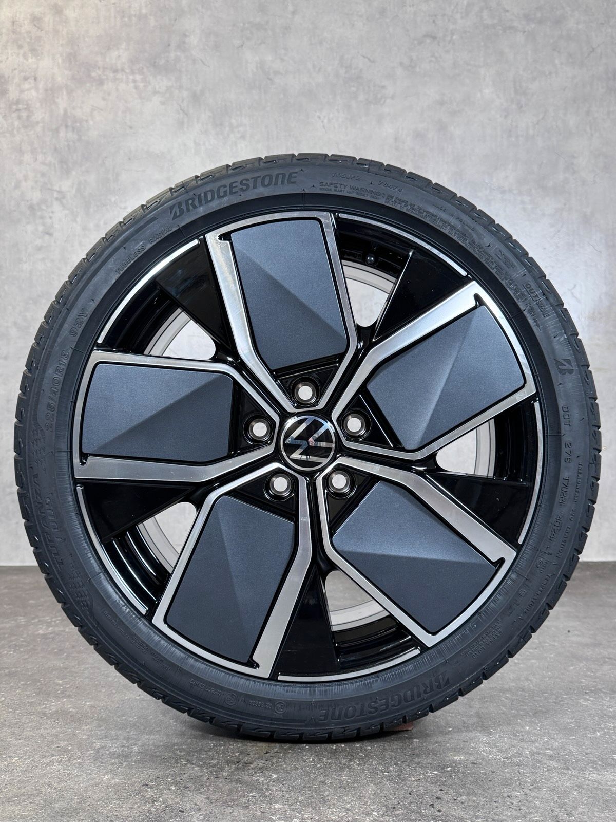 ORIGINAL 18 ZOLL VW GOLF 8 VIII LEEDS SOMMERRÄDER GTI GTD 5H06010