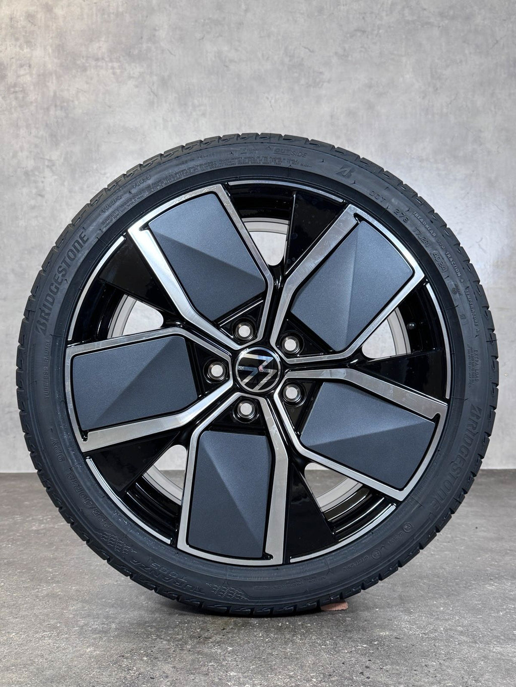 ORIGINAL 18 ZOLL VW GOLF 8 VIII LEEDS SOMMERRÄDER GTI GTD 5H06010