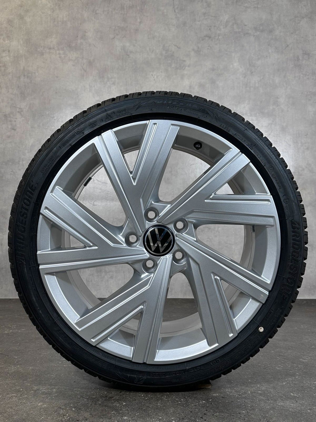 NEU ORIGINAL 18 ZOLL VW GOLF 8 VIII BERGAMO WINTERRÄDER 5H
