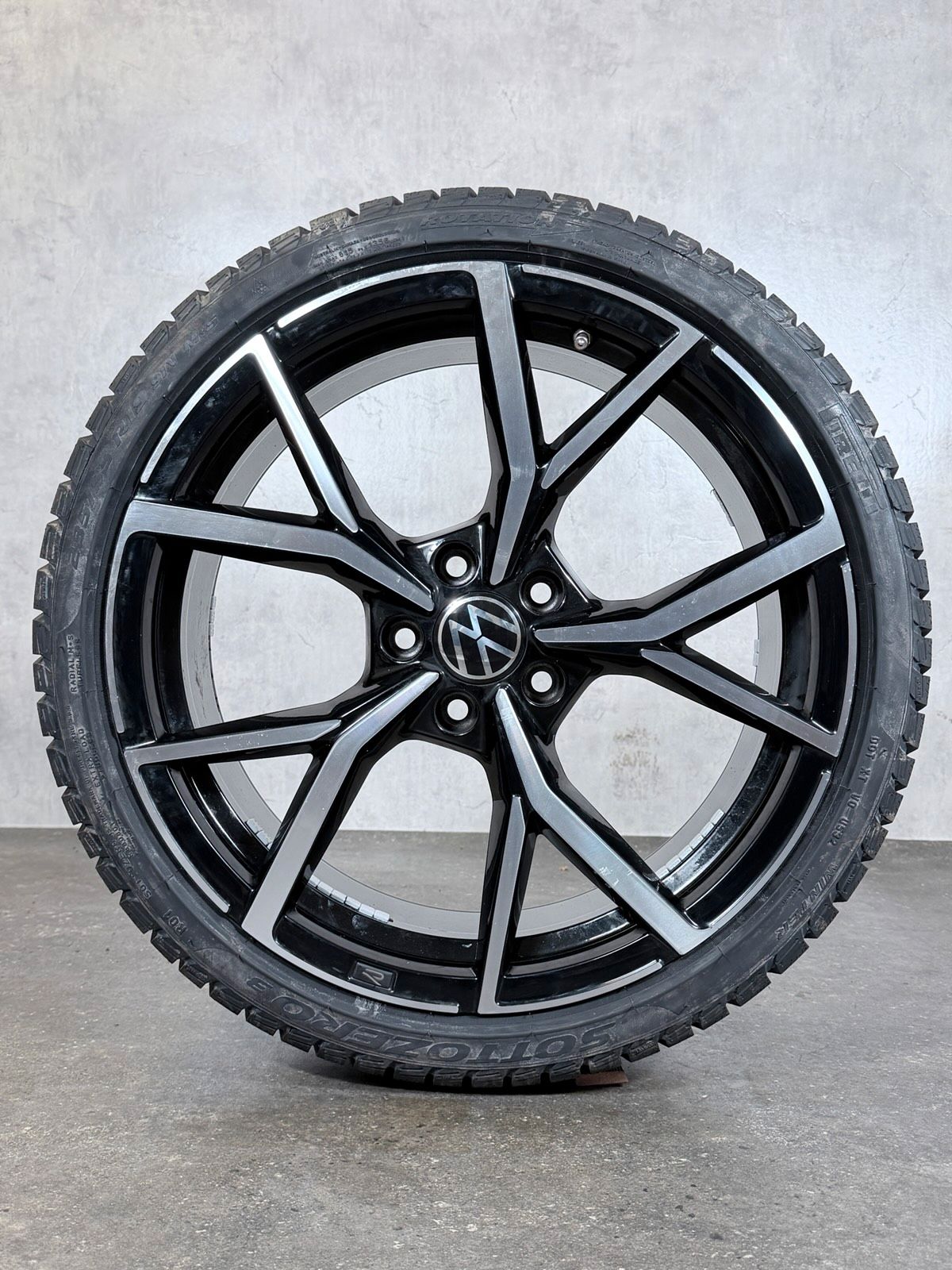 ORIGINAL 19 ZOLL VW GOLF VIII 8 5H WINTERREIFEN ESTORIL