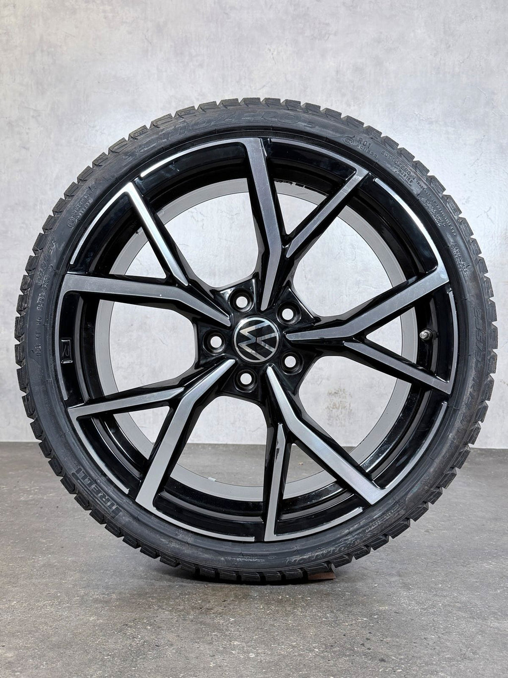 ORIGINAL 19 ZOLL VW GOLF VIII 8 5H WINTERREIFEN ESTORIL