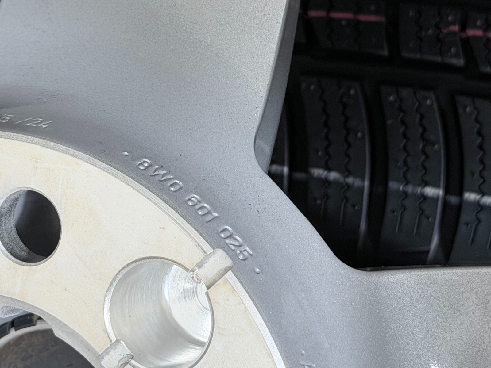 NEU ORIGINAL 17 ZOLL AUDI A4 8W B9 8W0601025 WINTERREIFEN