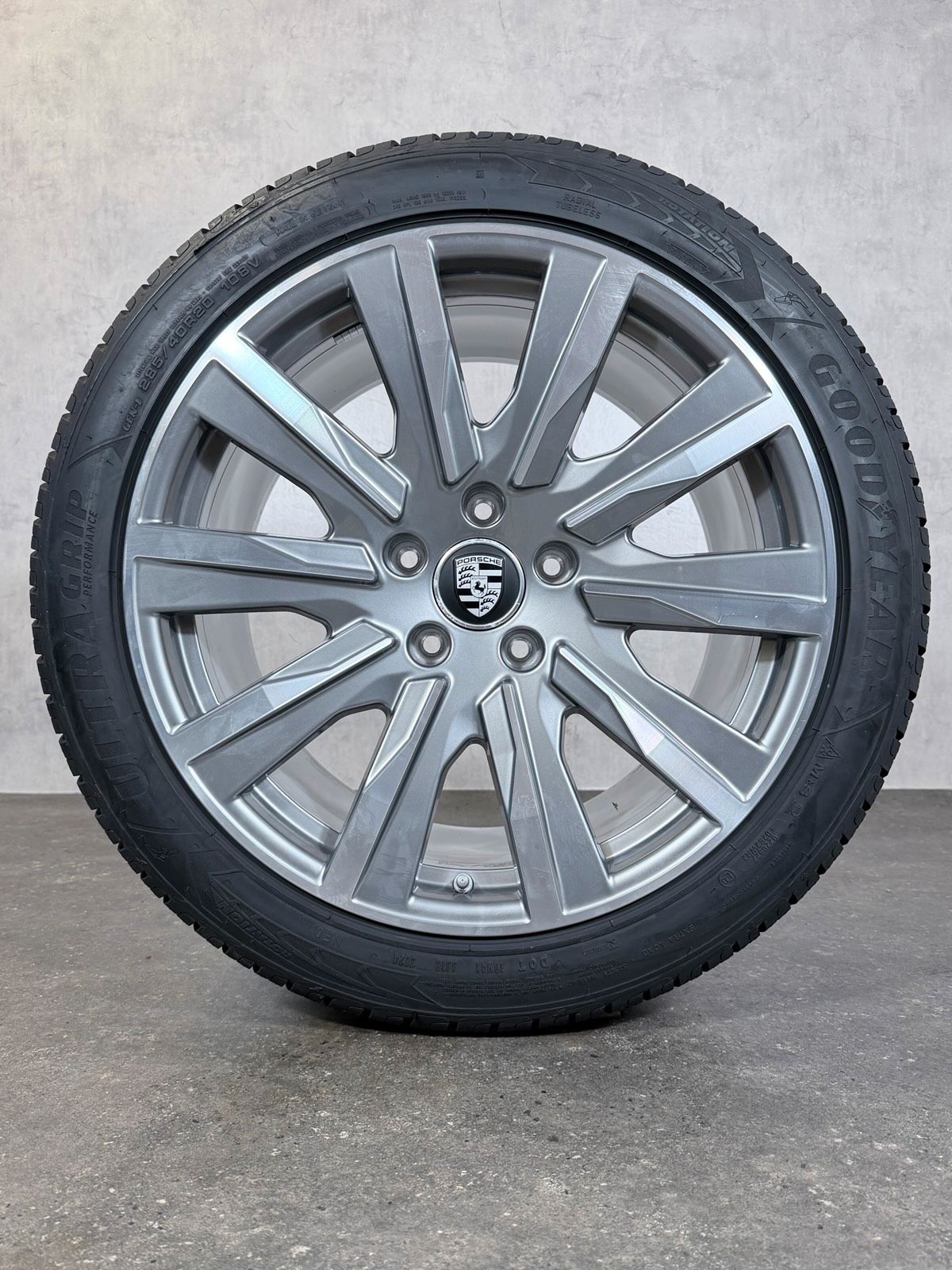 ORIGINAL 20 ZOLL PORSCHE TAYCAN 9J1 TEQ GRAU WINTERREIFEN