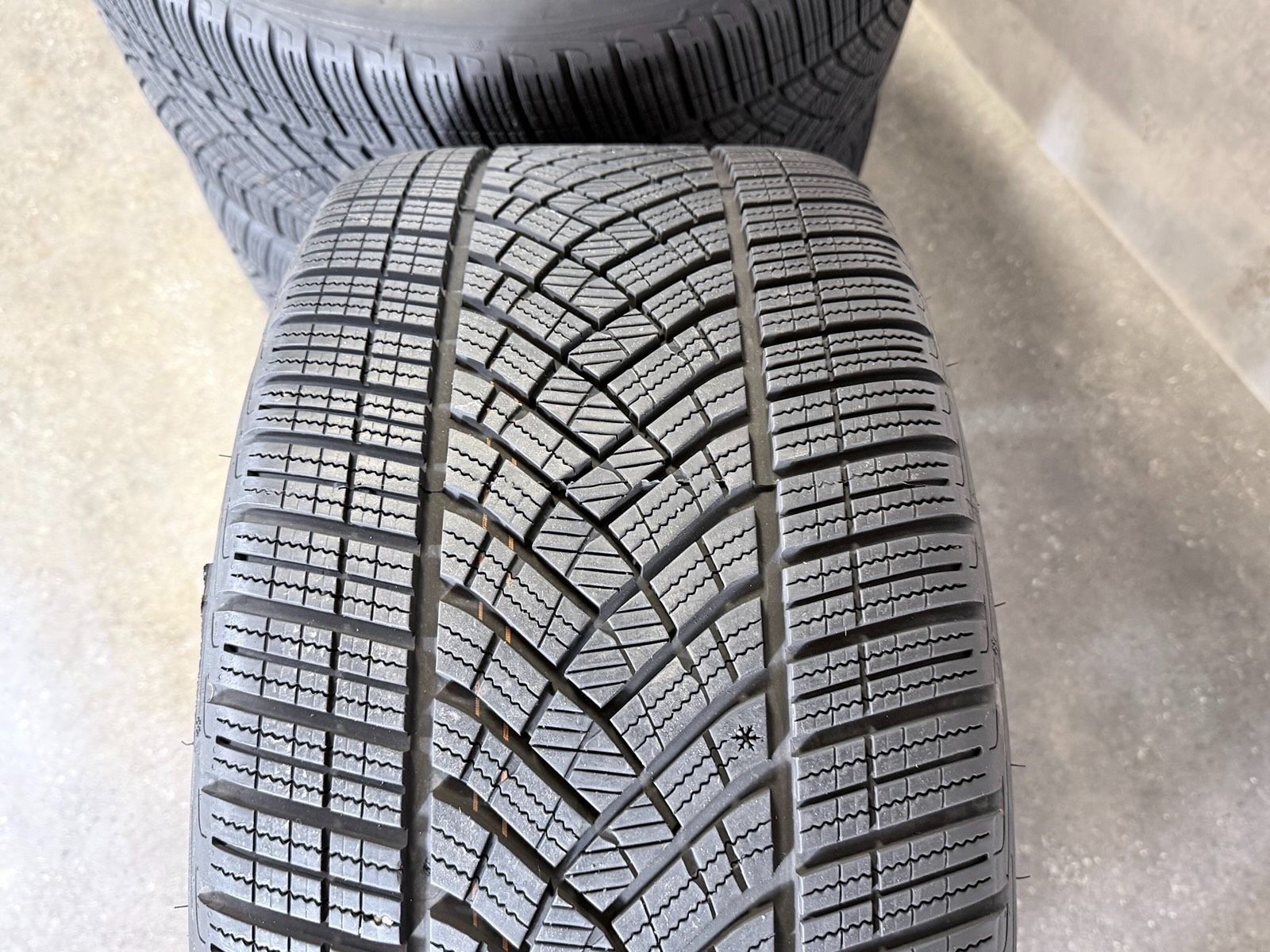 ORIGINAL 20 ZOLL PORSCHE TAYCAN 9J1 TEQ GRAU WINTERREIFEN
