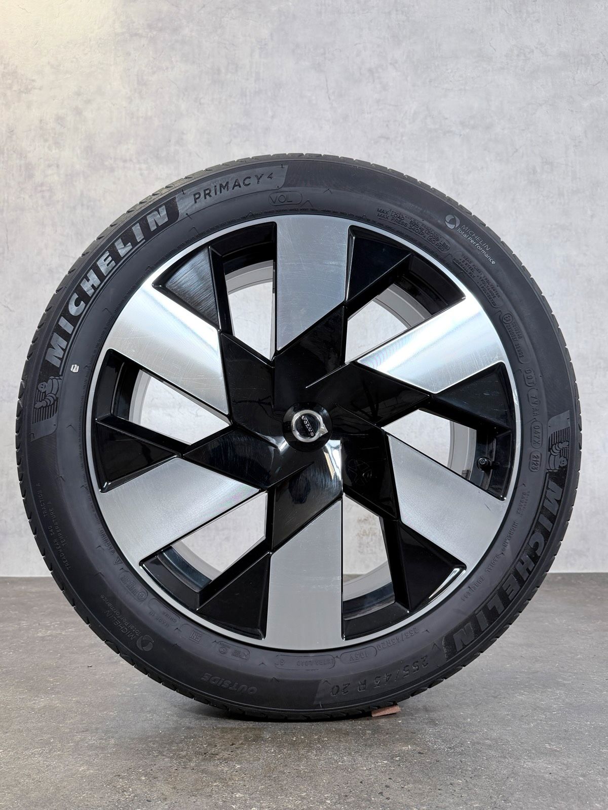 ORIGINAL 20 ZOLL VOLVO XC60 II DIAMOND CUT SOMMERREIFEN