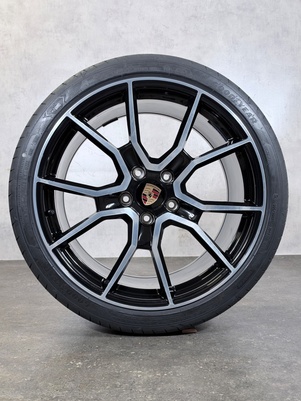 Porsche Taycan 9J1 21" GTS RS Spyder Design Felgen & Goodyear NF1 Reifen