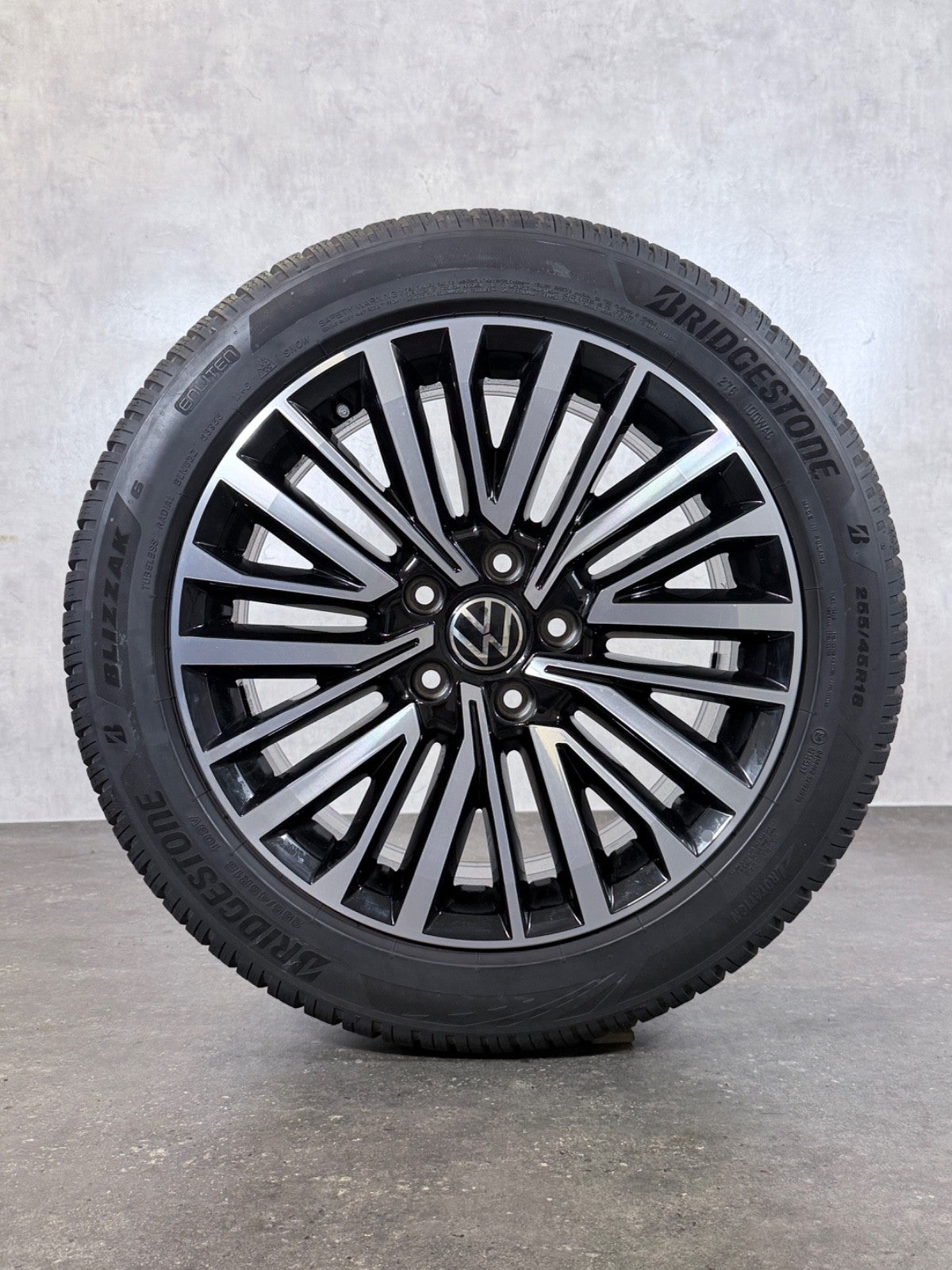 VW T5 T6 T6.1 Palmerston 18 Zoll Felgen Winterreifen Winterräder 7E0601025S