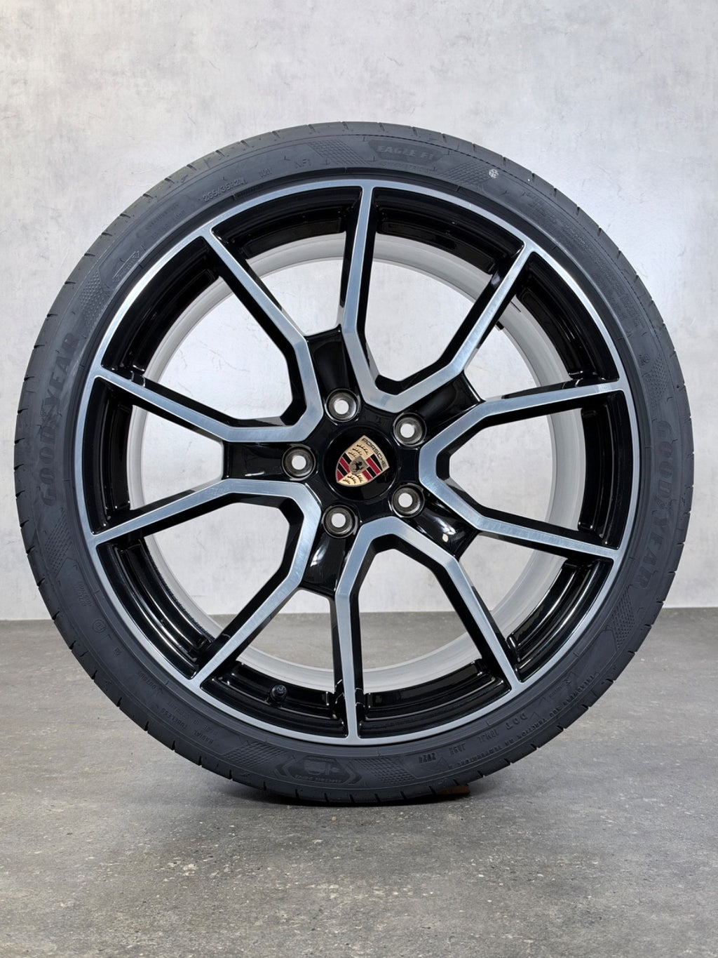 Porsche Taycan 9J1 21" GTS RS Spyder Design Felgen & Goodyear NF1 Reifen