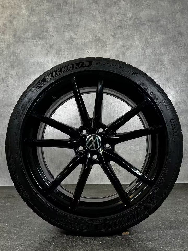 VW Passat B8 3G Pretoria Alufelgen Sommerreifen 235/40 R 19 Seal 3G0601025BH