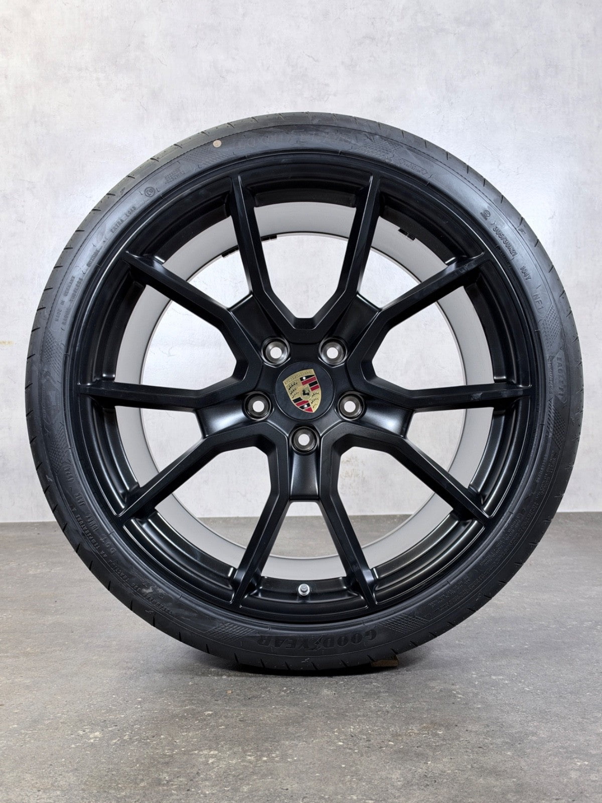 Porsche Taycan 9J1 21" GTS RS Spyder Design Felgen & Goodyear NF1 Reifen