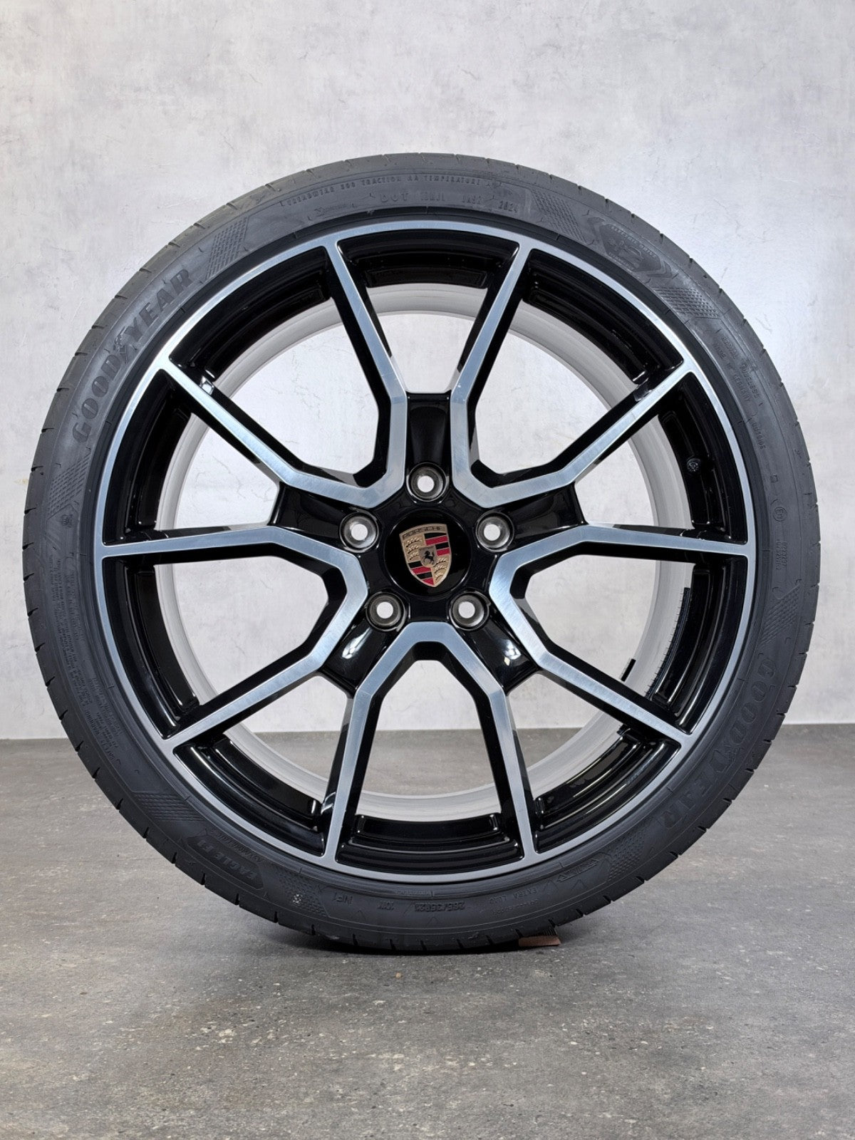 Porsche Taycan 9J1 21" GTS RS Spyder Design Felgen & Goodyear NF1 Reifen