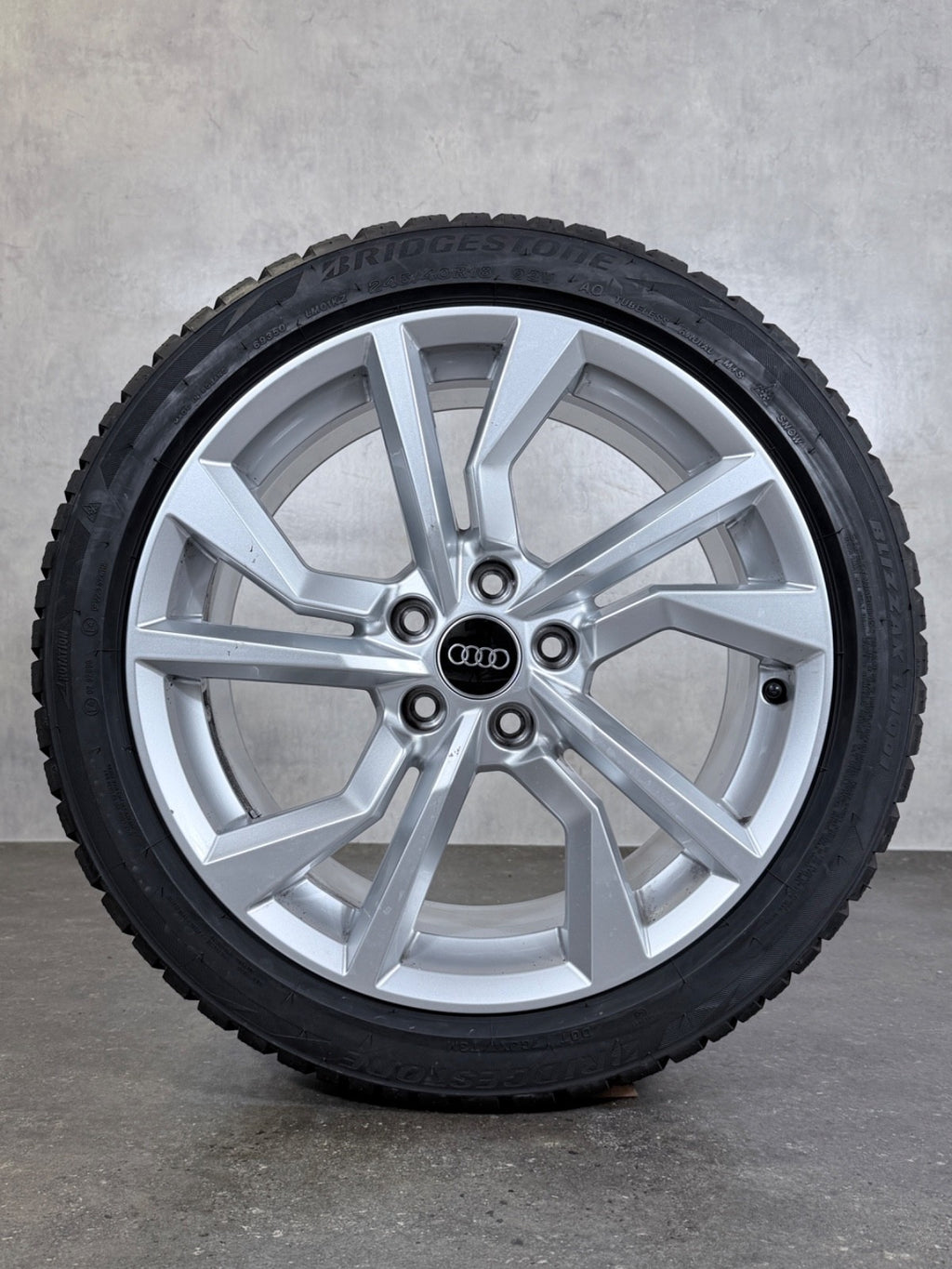 Audi TT TTS Winterräder 18 Zoll 8S FV Felgen 8S0601025AN silber