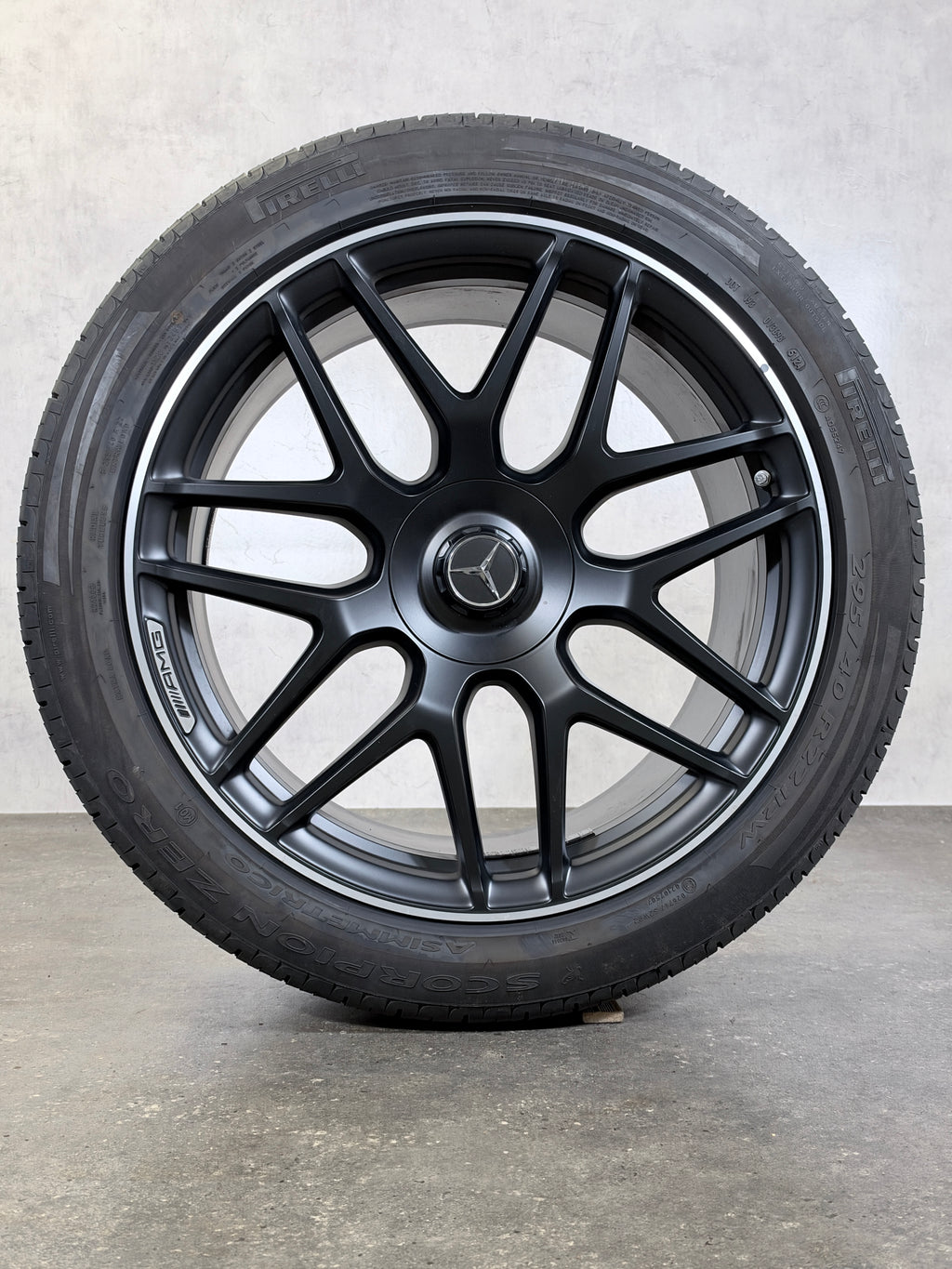 Original 22 ZOLL MERCEDES G63 W465 W463 KREUZ SOMMERREIFEN
