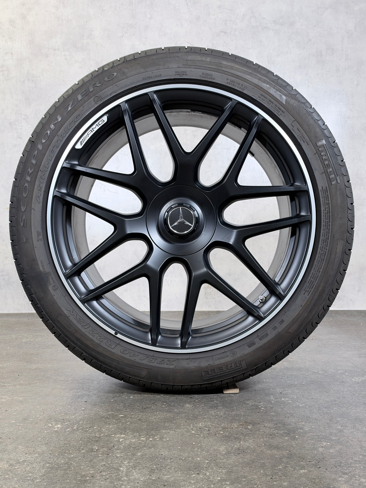 Original 22 ZOLL MERCEDES G63 W465 W463 KREUZ SOMMERREIFEN